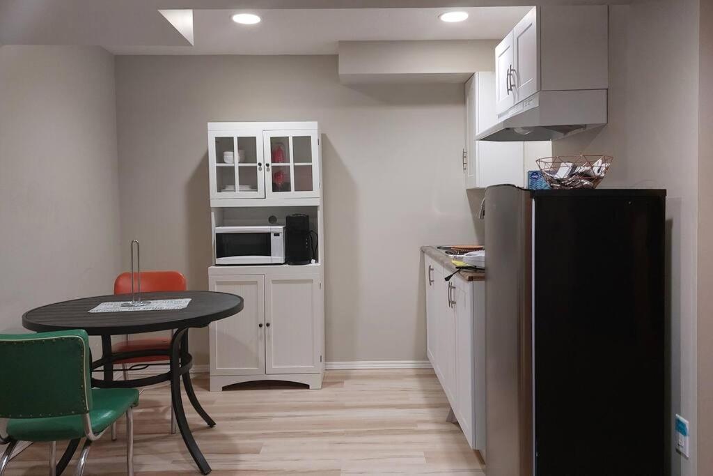 Lovely 1-Bedroom Basement Suite Winnipeg Luaran gambar