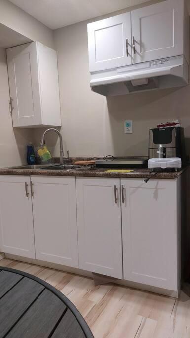 Lovely 1-Bedroom Basement Suite Winnipeg Luaran gambar