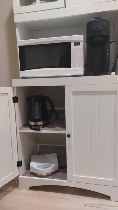 Lovely 1-Bedroom Basement Suite Winnipeg Luaran gambar
