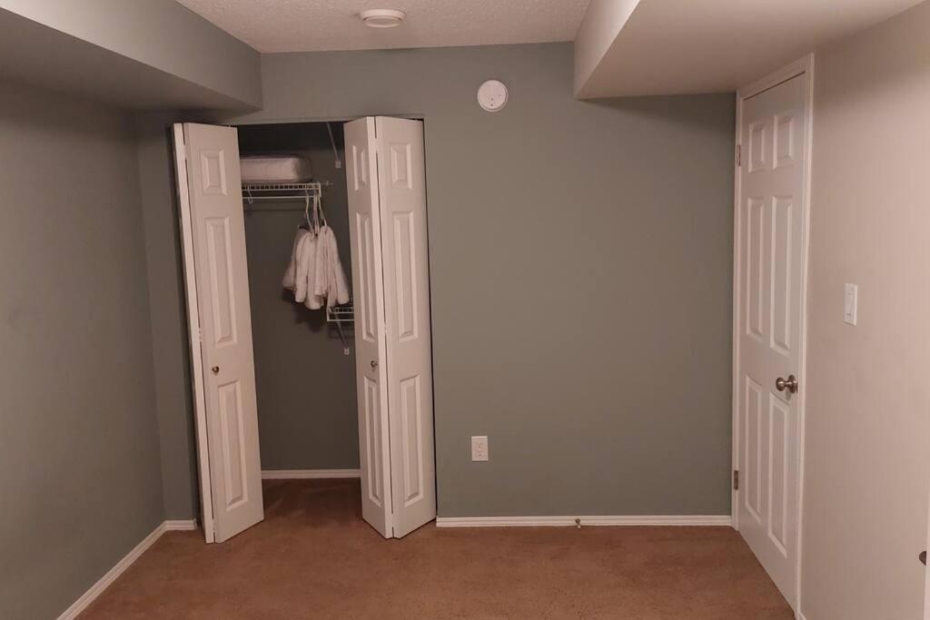 Lovely 1-Bedroom Basement Suite Winnipeg Luaran gambar