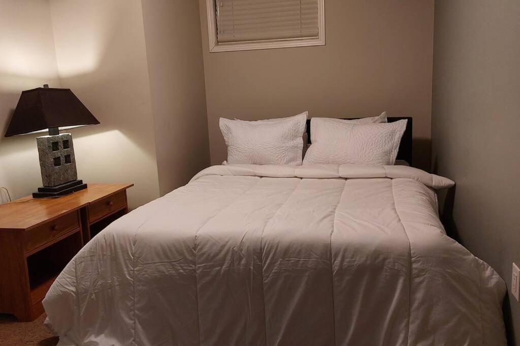Lovely 1-Bedroom Basement Suite Winnipeg Luaran gambar